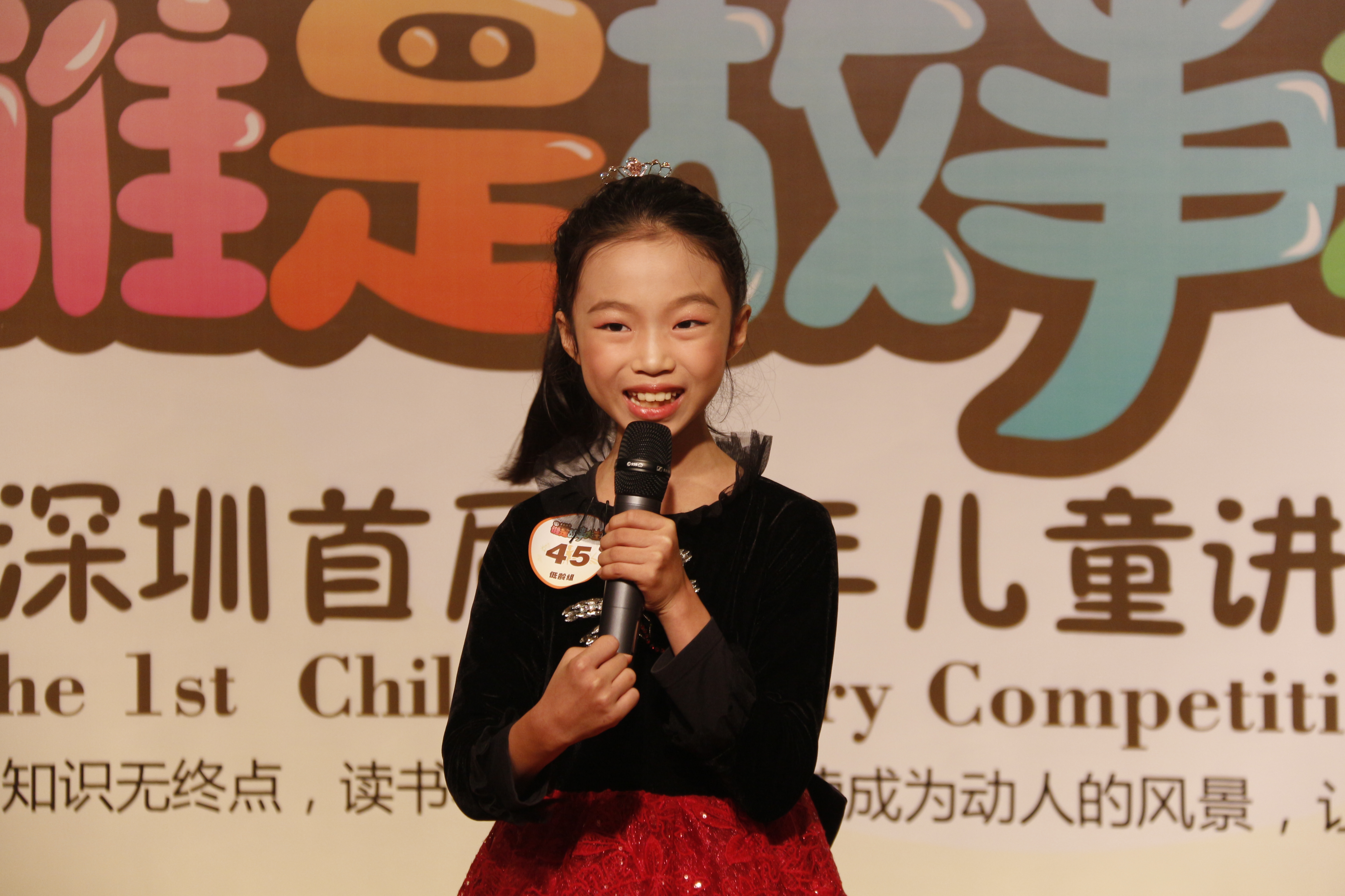 舞臺上講故事的孩子們都自帶光環